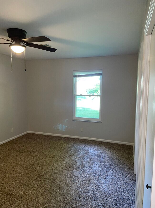 Building Photo - 400 Schenkel Ln