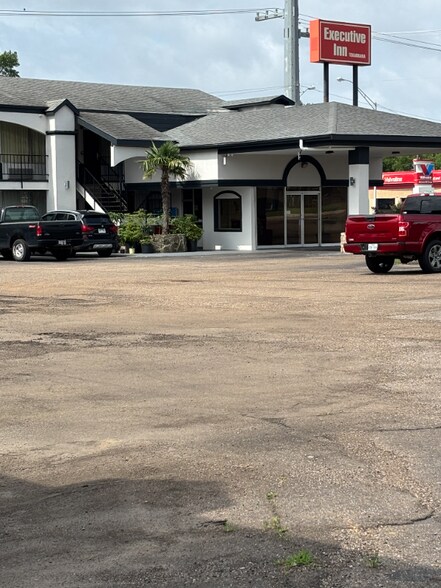 Building Photo - 3602 N State Line Ave