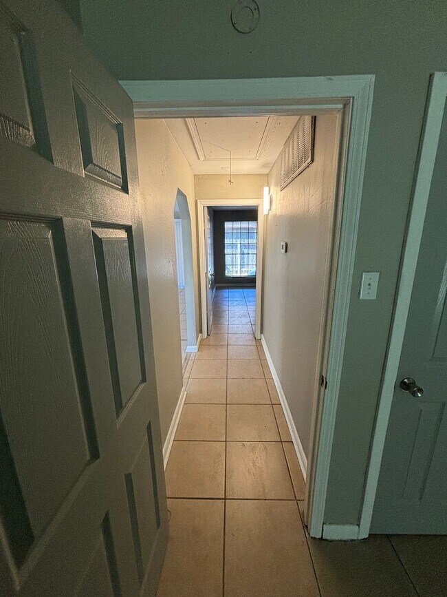 Building Photo - 2 Bedroom 2 Bath Multi Family Home