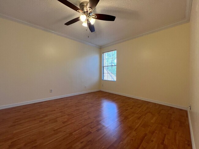 Building Photo - 1/1 Corner Unit in GATED ~ LAKEFRONT community in Altamonte Springs!