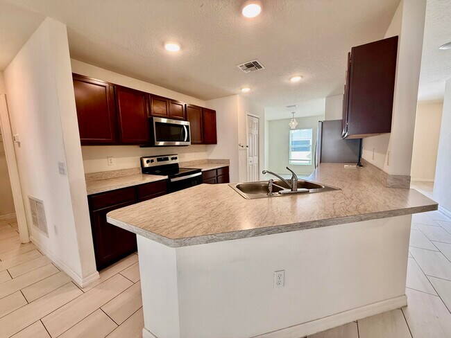 Building Photo - 949 SW Fisherman Ave