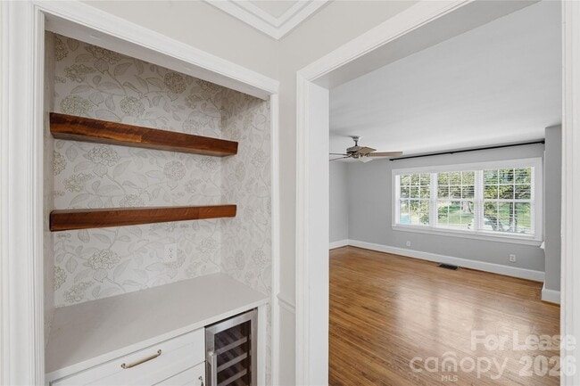 Building Photo - 2214 Arnold Dr