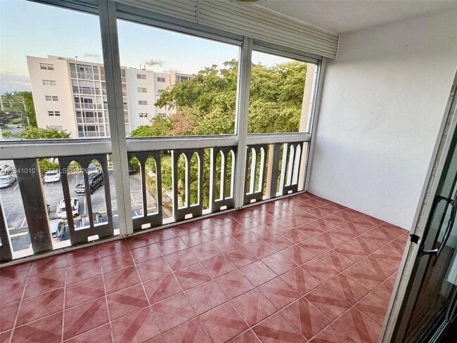 Building Photo - 900 NE 12th Ave