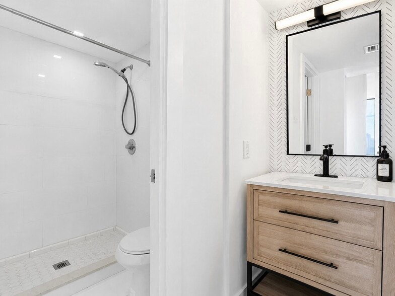 Building Photo - 3701 N Country Club Dr