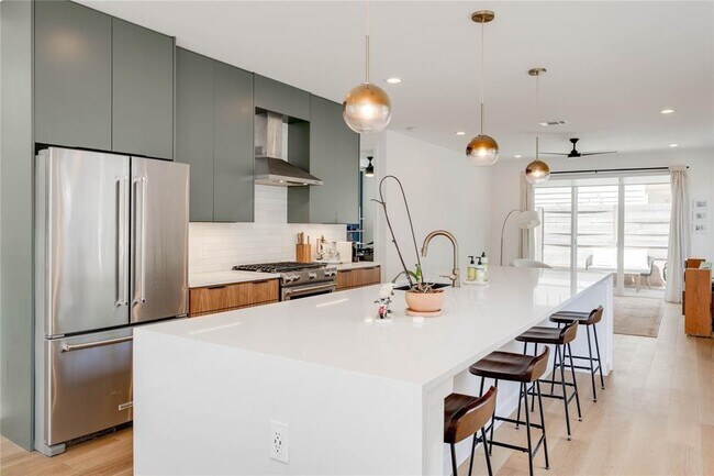 Building Photo - 1208 Luna St