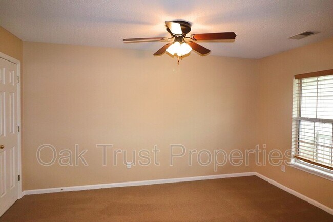 Building Photo - 538 Holiday Dr