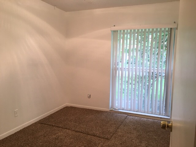 Master Bedroom - 1583 Amberlea Dr S