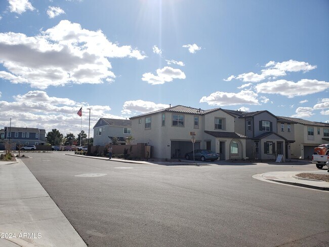 Building Photo - 1315 W Crane Dr