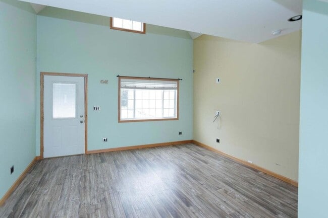 Building Photo - 935 Woodland Beach