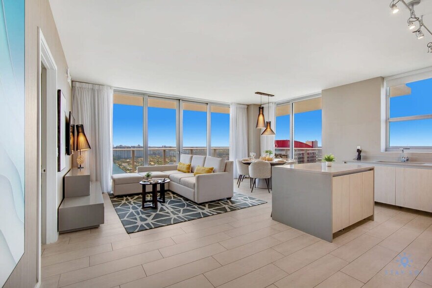 Building Photo - 4010 S Ocean Dr
