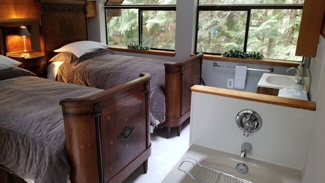 Building Photo - 1881 Cliff Rd