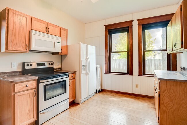 Building Photo - 1360 Dale St N