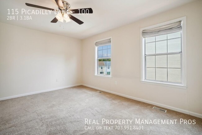 Building Photo - Spacious 3-Story End-Unit Townhome in Prim...