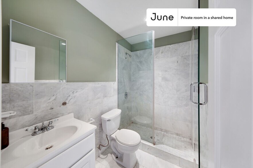Building Photo - Private bedroom in 4 bed/2 bath Home