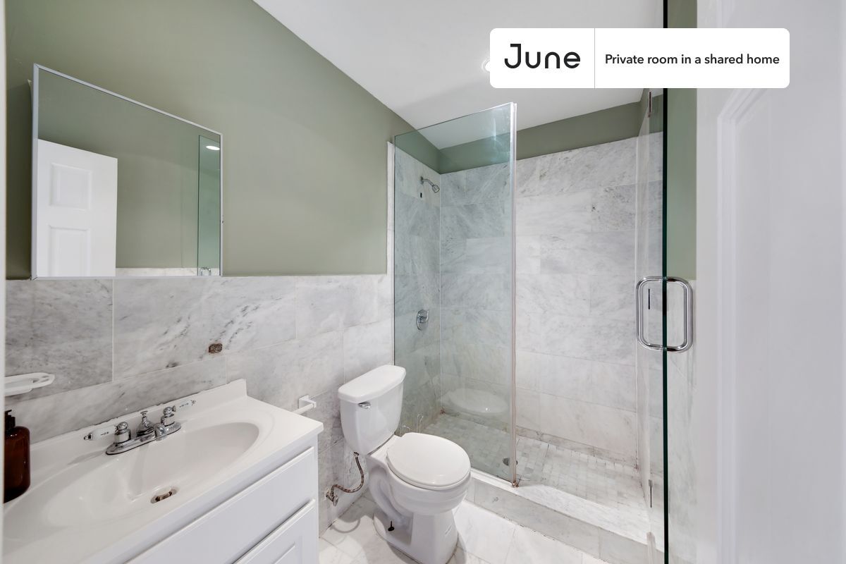 Building Photo - Private bedroom in 4 bed/2 bath Home