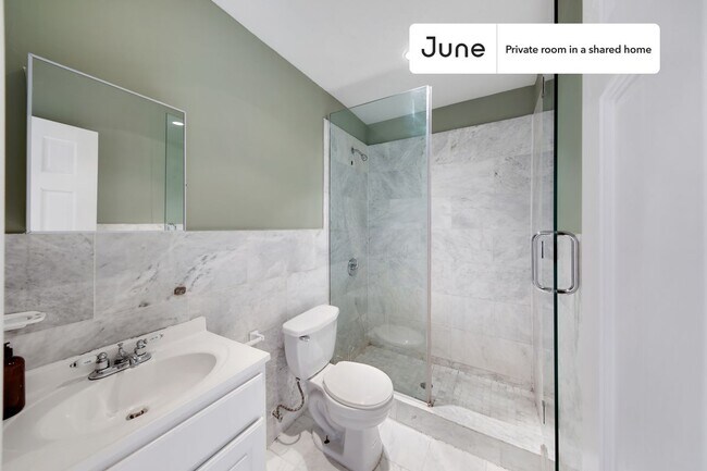 Building Photo - Private bedroom in 4 bed/2 bath Home