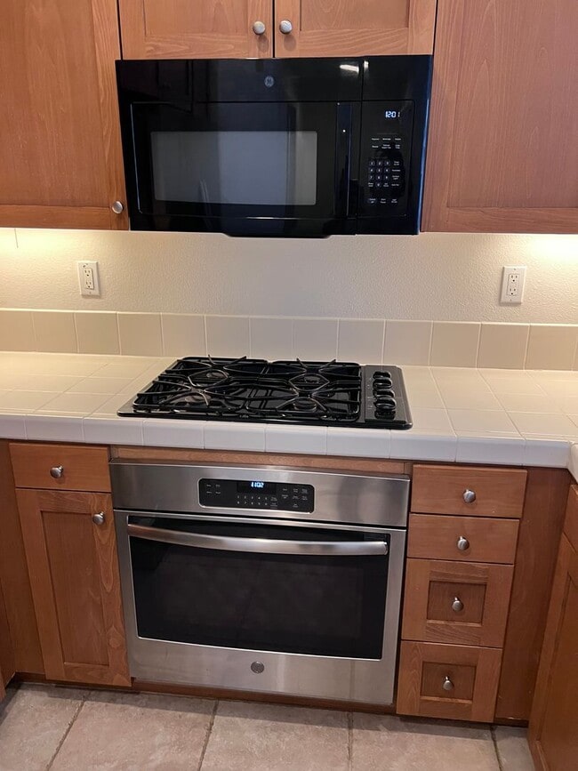 Building Photo - Lovely Townhome In The Spectrum Community For Lease