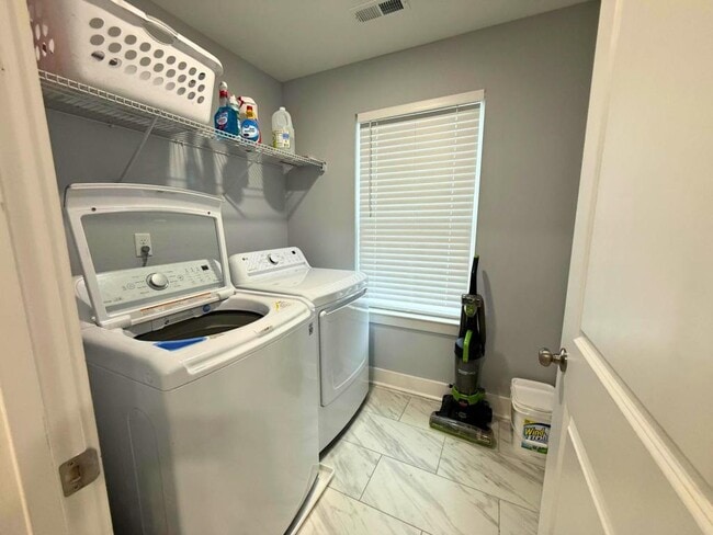 Building Photo - 6810 City View Dr