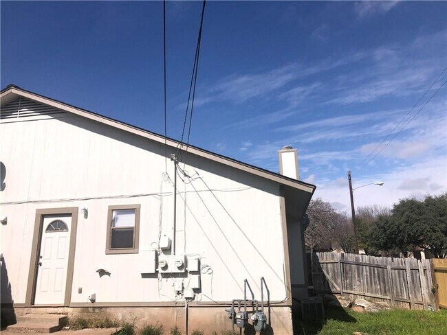 Building Photo - 1750 Horseshoe Cir