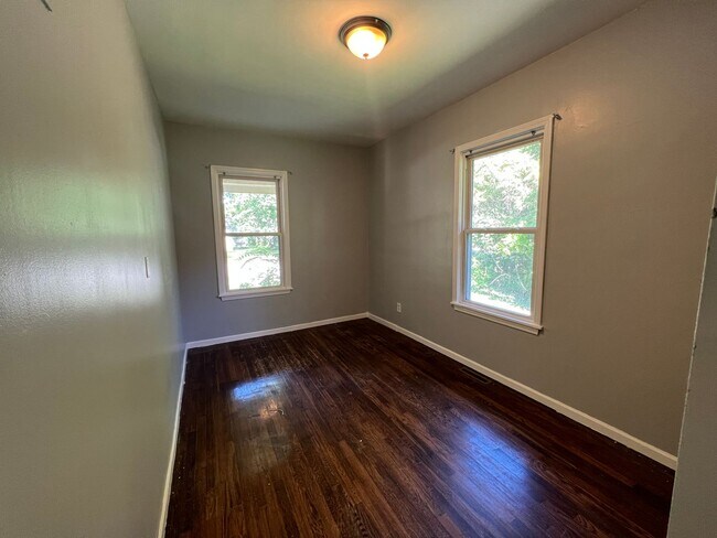 Building Photo - 2 bedroom 1 bathroom gem in Harrison Towns...