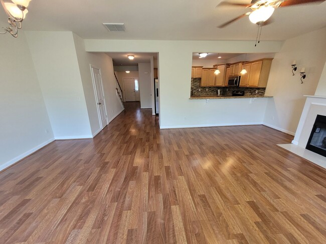 Building Photo - Gorgeous 3 bedroom, 2.5 bath townhome-styl...