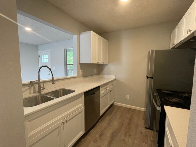 Kitchen - 210 Mt Hope Ct