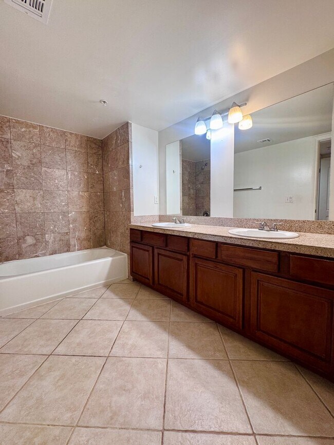 Building Photo - 3 Bedroom 2 Bath Penthouse condo in Van Nuys