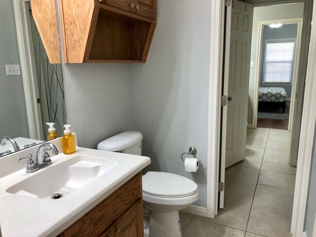 Building Photo - 3BR/3BA House Near Campus