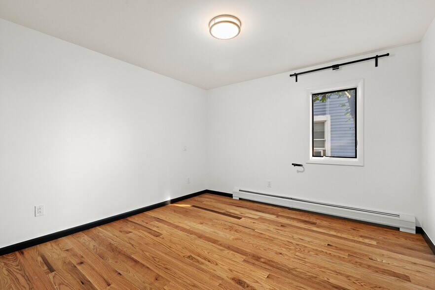 Building Photo - 571 Hillside St