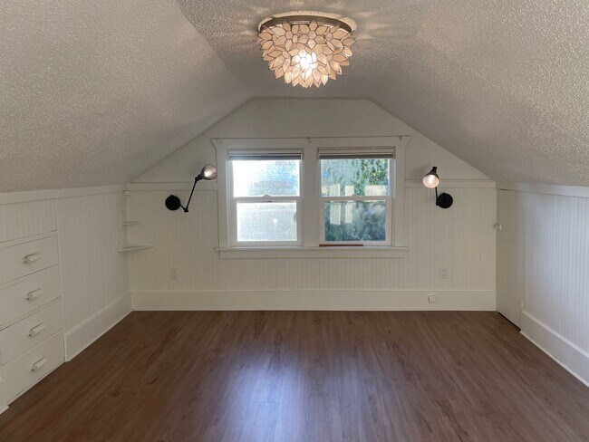 Building Photo - Welcome Home 3b/1ba Updated Home