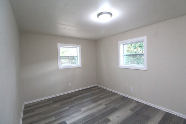 Building Photo - Updated 3-Bedroom Home with Carport & Outdoor Laundry!
