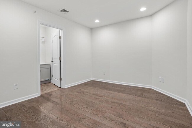 Building Photo - 819 11th Ave