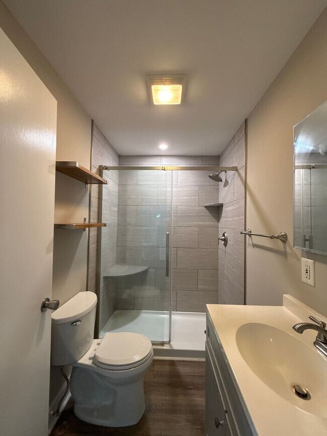 Building Photo - Condo in Wesley Heights!