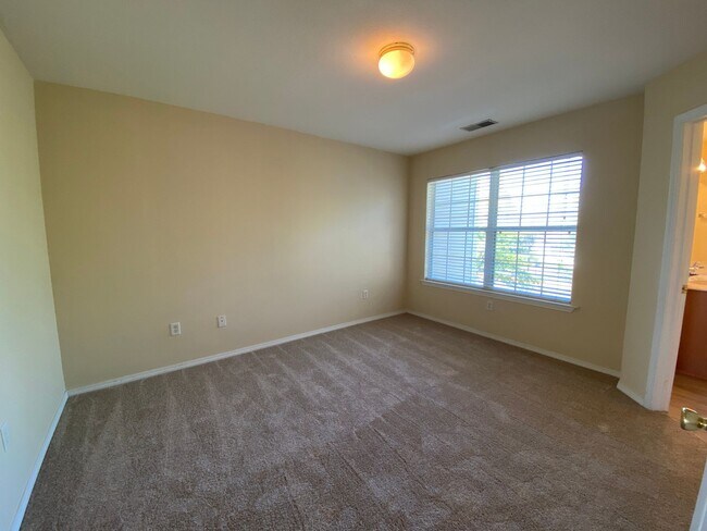 Building Photo - 2 bedroom 2.5 bath in Godley Park