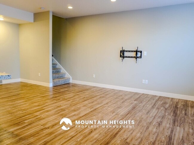 Building Photo - 824 Newfield Dr