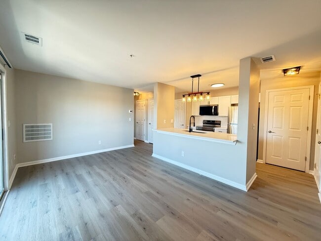 Building Photo - Move-In Ready University Area Condo with Modern Upgrades