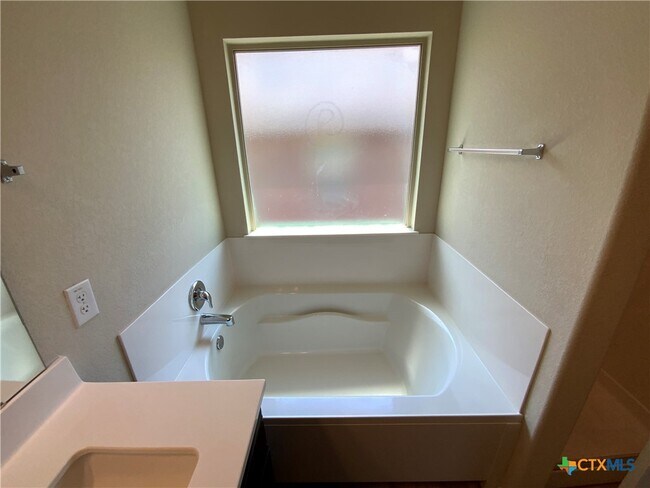 Building Photo - 5586 Perdita Dr