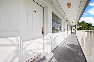 Building Photo - 20310 NE 2nd Ave