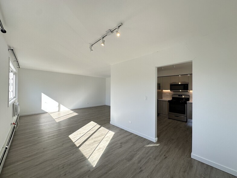 Building Photo - 7621 N Sheridan Rd