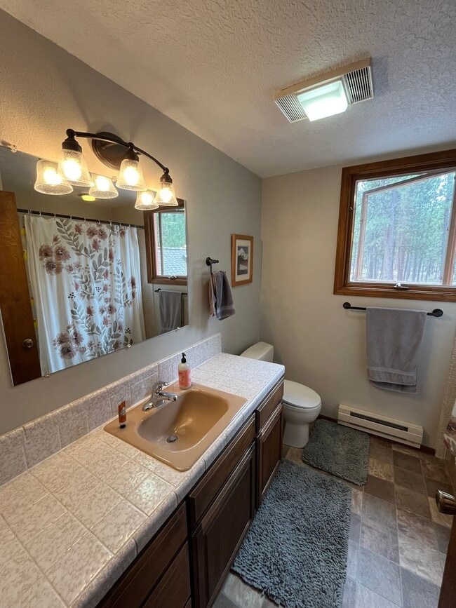 Building Photo - Quaint 1-bdr/1-bath private apartment with...
