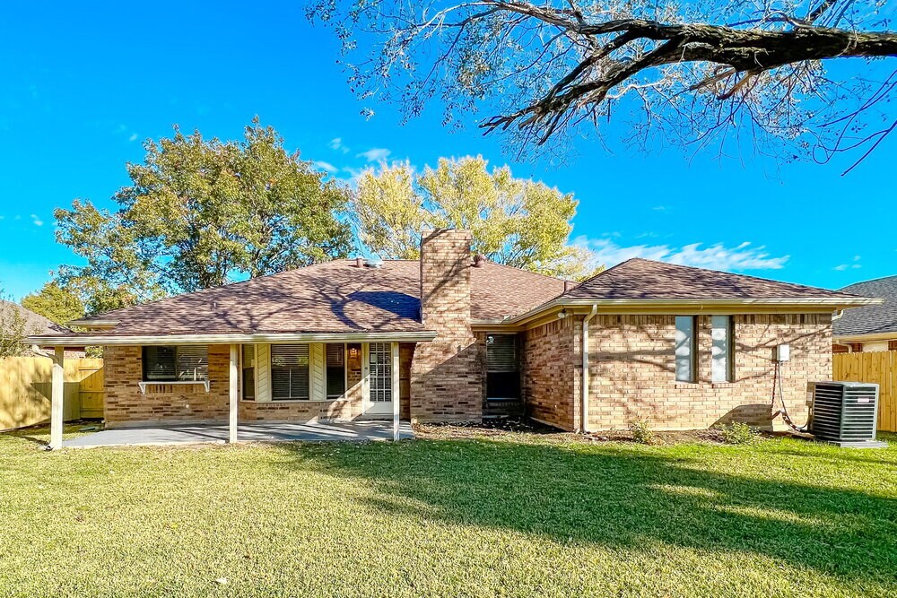 Building Photo - 1402 Sayles Ave