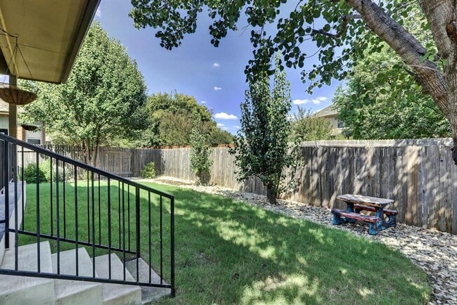 Building Photo - 515 Spanish Mustang Dr