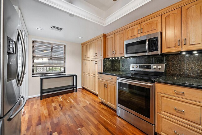 Building Photo - 356 Golfview Rd