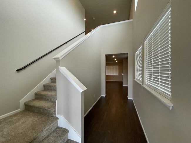 Building Photo - 913 Timberline Ave