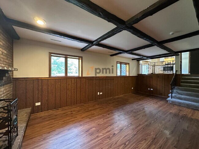 Building Photo - 334 Little John Dr
