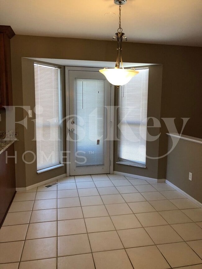 Building Photo - 16727 N Fork Ridge Dr