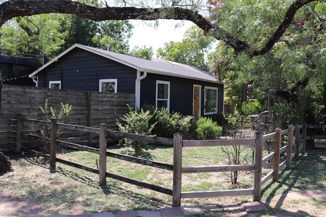 Building Photo - 713 E 45th St