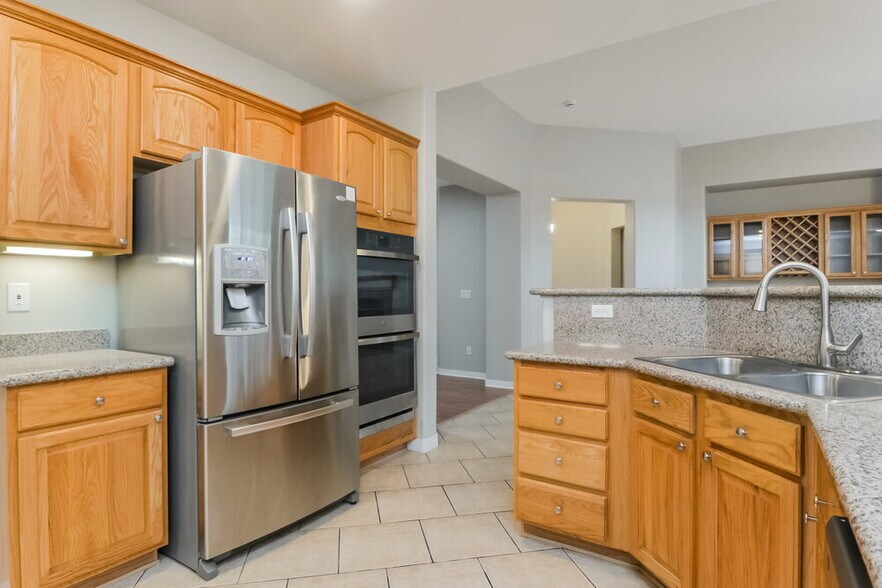 Building Photo - 868 Bussora Rose Dr