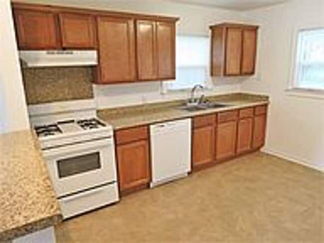 Building Photo - AUG 2026 MOVE IN! UPDATED 2/2 HOUSE IN BRYAN