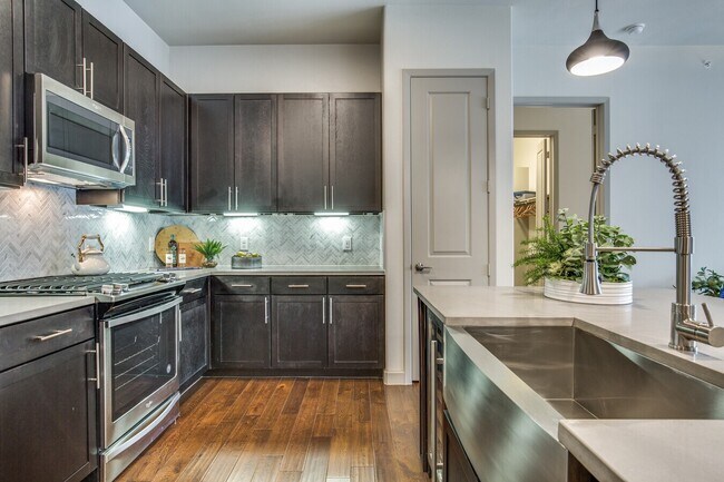 Building Photo - Your Private Urban Oasis Awaits